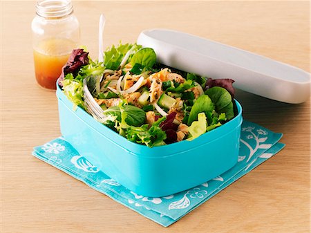 Mixed leaf salad with salmon in a lunchbox Stock Photo - Premium Royalty-Free, Code: 659-06494821