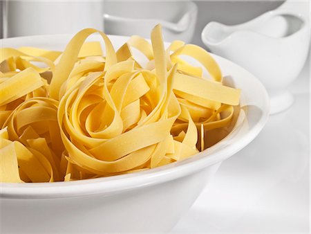 pasta type - A bowl of tagliatelle Photographie de stock - Premium Libres de Droits, Code: 659-06494838