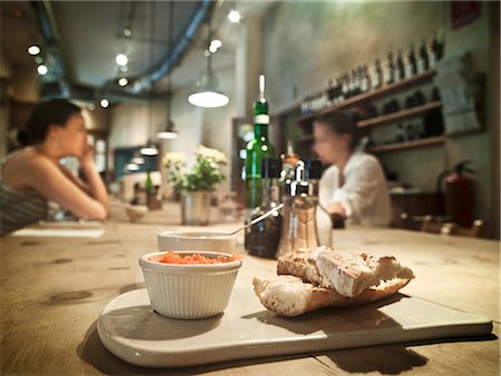 White bread and tomato spread in a pub with women in the background Fotografie stock - Premium Royalty-Free, Codice: 659-06494833