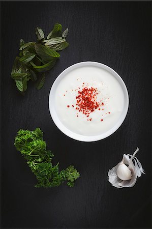 salsa (mojar) - Yoghurt dip with herbs and garlic Foto de stock - Sin royalties Premium, Código: 659-06494865