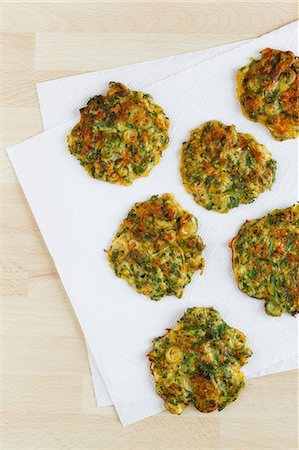 panfried - Freshly made courgette cakes on a piece of kitchen paper Foto de stock - Sin royalties Premium, Código: 659-06494867