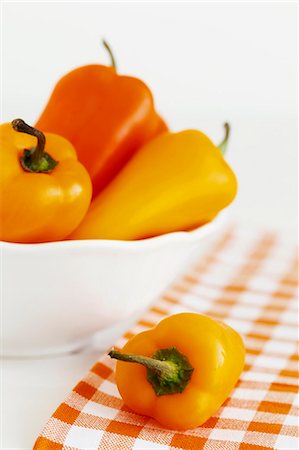 Yellow and orange mini peppers Foto de stock - Sin royalties Premium, Código: 659-06494869