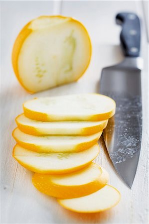 round slice - Sliced, round yellow courgette Foto de stock - Sin royalties Premium, Código: 659-06494860