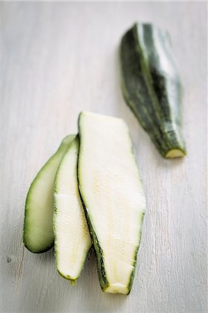 simsearch:659-06495018,k - A sliced courgette Foto de stock - Sin royalties Premium, Código: 659-06494861