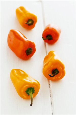 simsearch:659-06495285,k - Yellow and orange mini peppers Photographie de stock - Premium Libres de Droits, Code: 659-06494870