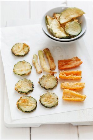 frittiert - Vegetable tempura on a piece of kitchen paper Photographie de stock - Premium Libres de Droits, Code: 659-06494872