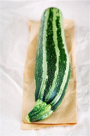 simsearch:659-06495018,k - A green courgette Foto de stock - Sin royalties Premium, Código: 659-06494885