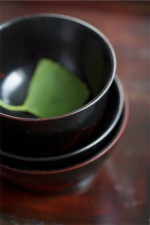 simsearch:659-01845916,k - A ginkgo leaf in a tea bowl Photographie de stock - Premium Libres de Droits, Code: 659-06494912