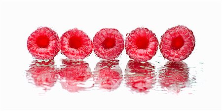 reflexion food - A row of raspberries on a wet mirror Stock Photo - Premium Royalty-Free, Code: 659-06494926