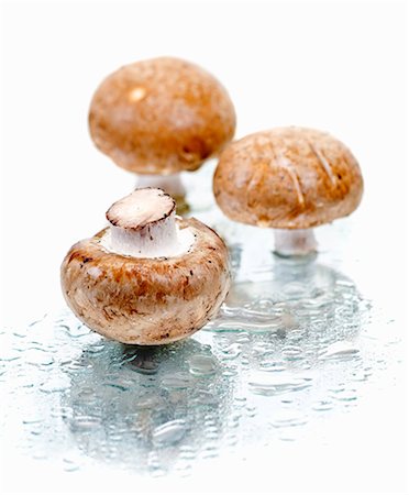 Three brown mushrooms on a wet mirror Photographie de stock - Premium Libres de Droits, Code: 659-06494922