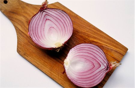 Sliced red onion on chopping board Stockbilder - Premium RF Lizenzfrei, Bildnummer: 659-06494936