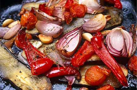 Roasted peppers, red onion, garlic, tomatoes and aubergine Stockbilder - Premium RF Lizenzfrei, Bildnummer: 659-06494938