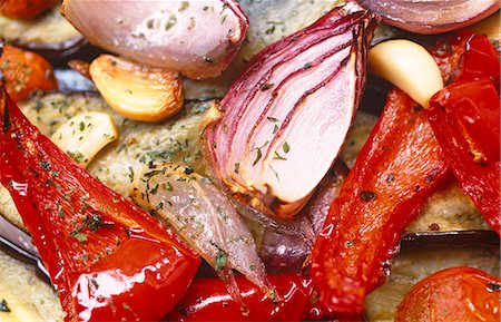 simsearch:659-06372935,k - Roasted peppers, red onion, garlic, tomatoes and aubergine Photographie de stock - Premium Libres de Droits, Code: 659-06494939