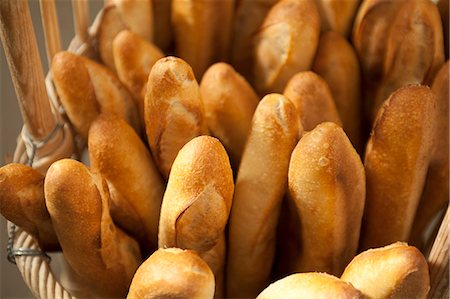 Baguettes in a basket Foto de stock - Sin royalties Premium, Código: 659-06494947