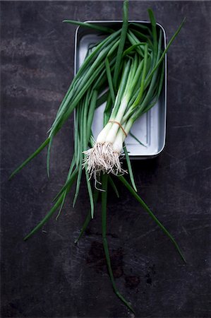 food directly above - Spring onions in a metal dish Foto de stock - Sin royalties Premium, Código: 659-06494950