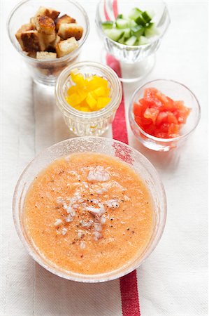Gazpacho with ingredients Photographie de stock - Premium Libres de Droits, Code: 659-06494951