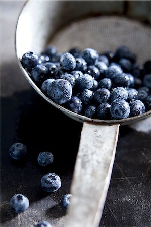 simsearch:659-07597847,k - Blueberries in a pot Photographie de stock - Premium Libres de Droits, Code: 659-06494962