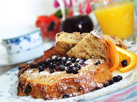 pain grillé - French Toast with Blueberries and Powdered Sugar Photographie de stock - Premium Libres de Droits, Code: 659-06494971