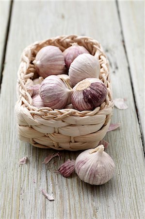 fresh vegetables in basket - A basket of oriental garlic Stock Photo - Premium Royalty-Free, Code: 659-06494995