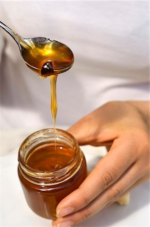 A woman a jar and a spoon of truffle honey Photographie de stock - Premium Libres de Droits, Code: 659-06494990