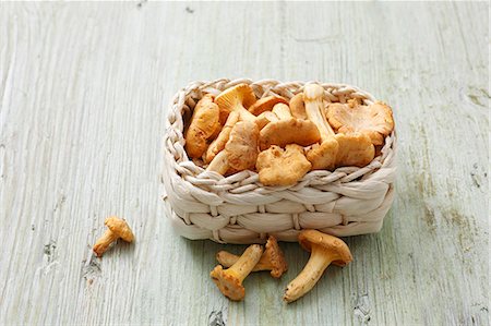 edible - A basket of fresh chanterelle mushrooms Stock Photo - Premium Royalty-Free, Code: 659-06495005