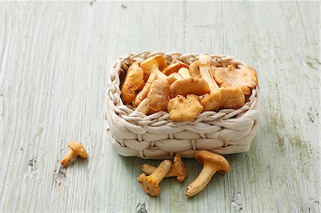 A basket of fresh chanterelle mushrooms Stock Photo - Premium Royalty-Free, Code: 659-06495005