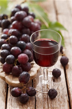 Glass of red wine and red grapes Stock Photo - Premium Royalty-Free, Code: 659-06495008