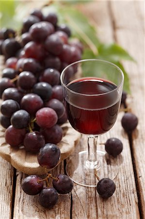 Glass of red wine and red grapes Foto de stock - Sin royalties Premium, Código: 659-06495008