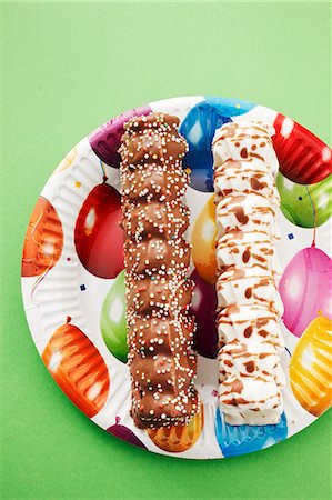 Marshmallow kebabs on a colourful paper plate Stock Photo - Premium Royalty-Free, Code: 659-06495009