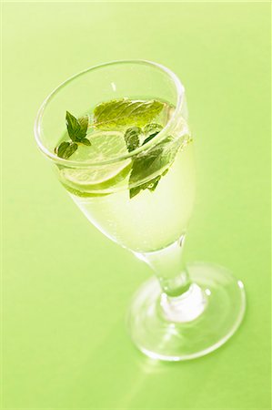 simsearch:659-03524416,k - Hugo (a cocktail with elderflower syrup, champagne and limes) Foto de stock - Sin royalties Premium, Código: 659-06495002