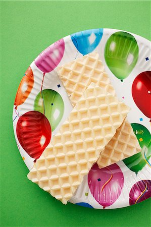 Marshmallow wafers on a colourful plate Photographie de stock - Premium Libres de Droits, Code: 659-06495014