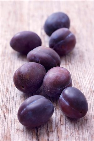 prunus domestica - Plums on a wooden surface Foto de stock - Sin royalties Premium, Código: 659-06495022