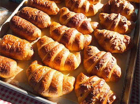 puff paste - Tray of Croissants at a Market Photographie de stock - Premium Libres de Droits, Code: 659-06495038