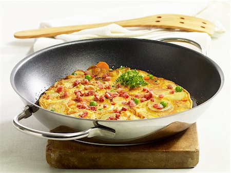 poêle à frire - A country omelette in a pan Photographie de stock - Premium Libres de Droits, Code: 659-06495042