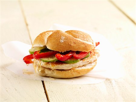 petit pain - A chicken, pepper and cucumber roll Photographie de stock - Premium Libres de Droits, Code: 659-06495055