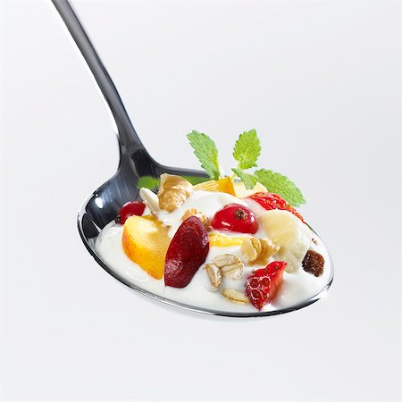 simsearch:659-06155786,k - A spoonful of yoghurt muesli with fruit Foto de stock - Sin royalties Premium, Código: 659-06495050
