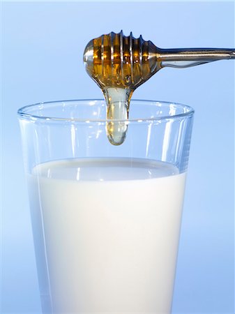 Honey dripping into a glass of milk Foto de stock - Sin royalties Premium, Código: 659-06495053