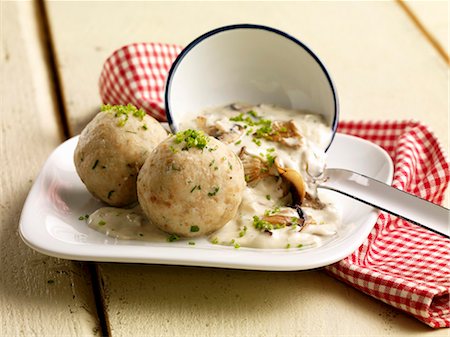 Bread dumplings with a chanterelle mushroom sauce Foto de stock - Sin royalties Premium, Código: 659-06495066