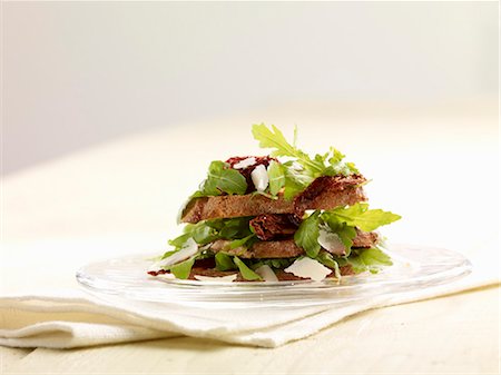 rezept (kochen) - Bread salad with rocket and dried tomatoes Stockbilder - Premium RF Lizenzfrei, Bildnummer: 659-06495069
