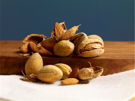 simsearch:659-08419534,k - Almonds, whole and cracked Stock Photo - Premium Royalty-Free, Code: 659-06495061