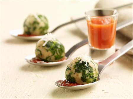 simsearch:659-06372615,k - Spinach dumplings with tomato sauce Fotografie stock - Premium Royalty-Free, Codice: 659-06495063