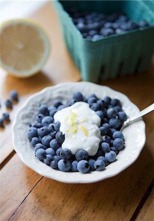 summer dessert - Blueberries with yoghurt Foto de stock - Sin royalties Premium, Código: 659-06495095