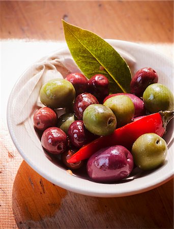 simsearch:659-06373025,k - Bowl of Mixed Olives with a Chili Pepper and Bay Leaf Foto de stock - Royalty Free Premium, Número: 659-06495106