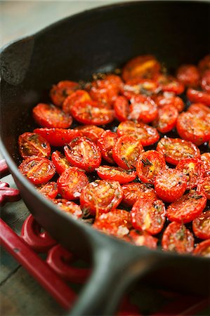 sauteeing - Halved Cherry Tomatoes Cooked with Salt, Pepper and Rosemary in a Skillet Photographie de stock - Premium Libres de Droits, Code: 659-06495102