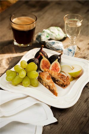 fig dish - Italian Dessert Plate with Espresso and Sambuca Photographie de stock - Premium Libres de Droits, Code: 659-06495117