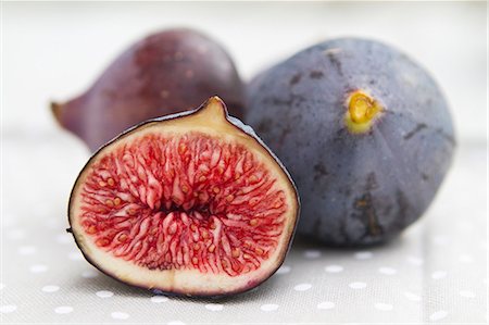 feige - Red figs, whole and halved Stockbilder - Premium RF Lizenzfrei, Bildnummer: 659-06495119