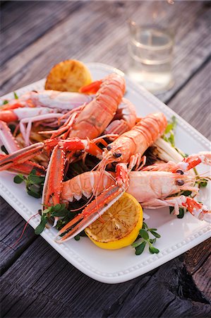 shrimp (food) - Langoustines with Lemon on a Platter Stock Photo - Premium Royalty-Free, Code: 659-06495111