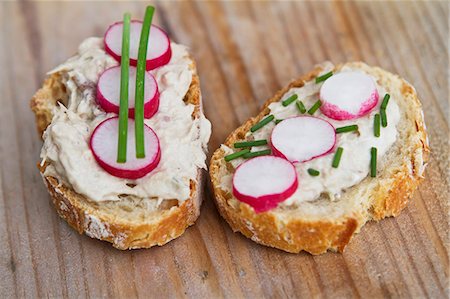 radishes - Bread topped with a spread, radishes and chives Stock Photo - Premium Royalty-Free, Code: 659-06495132