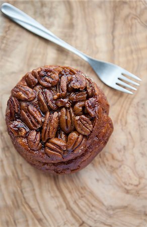 simsearch:659-01867067,k - A stick bun topped with pecan nuts (USA) Fotografie stock - Premium Royalty-Free, Codice: 659-06495147