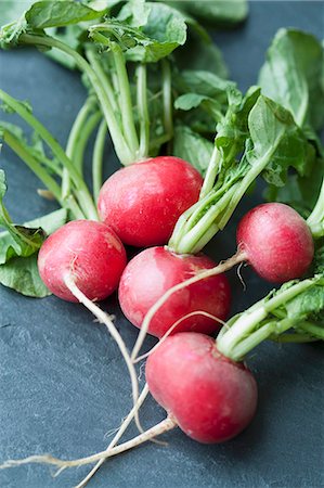 rettich - Fresh radishes with leaves Stockbilder - Premium RF Lizenzfrei, Bildnummer: 659-06495149